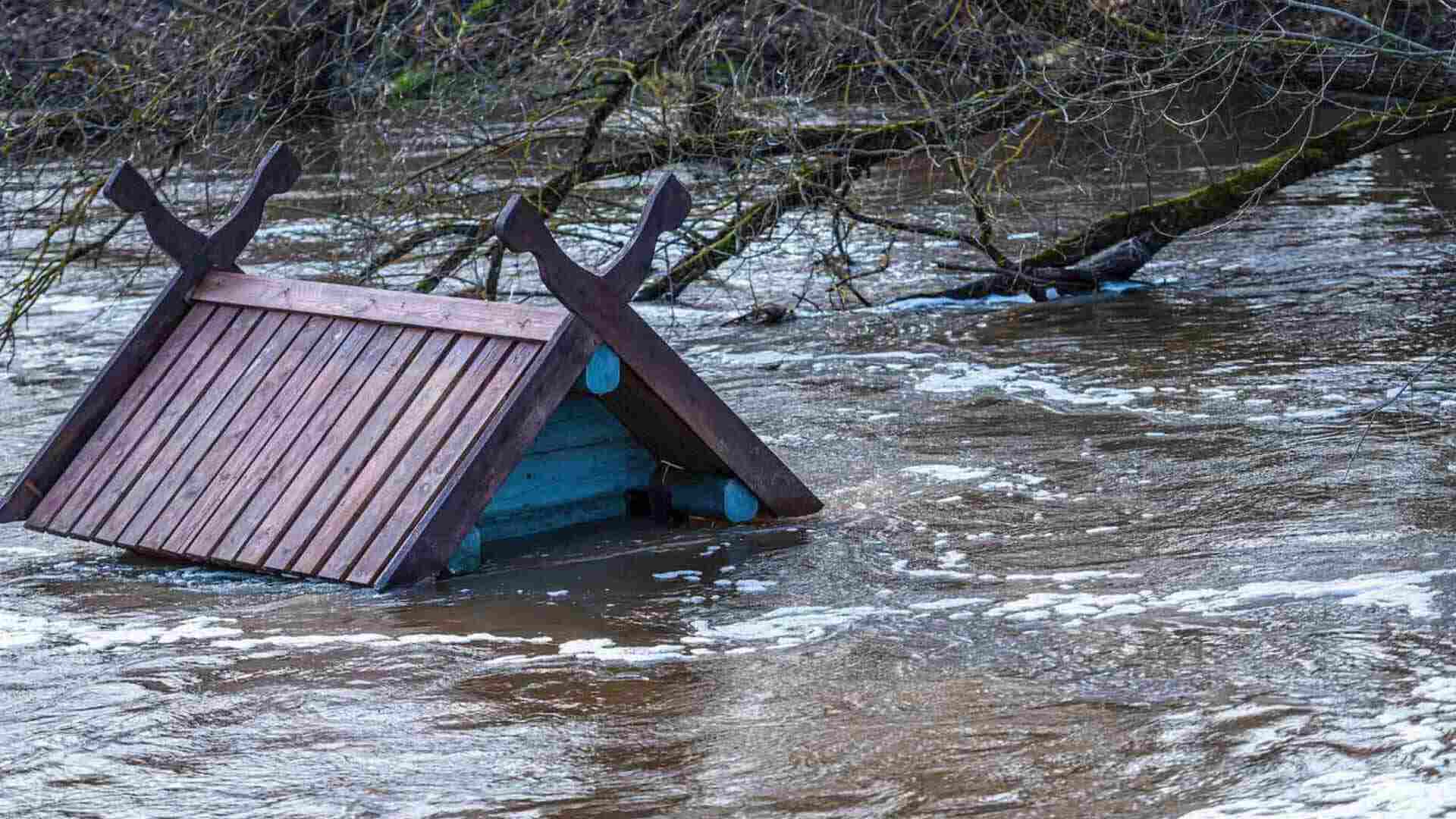 Flash floods wreak havoc in Kenya, leaving 42 dead and counting